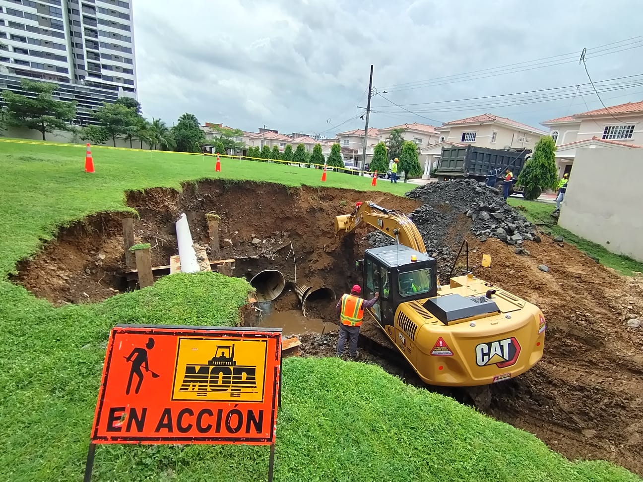Caida de muro en Condado del Rey tras fuertes lluvias