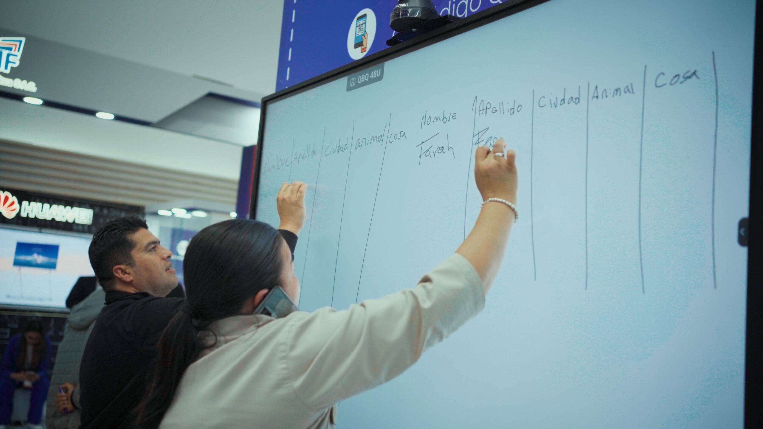 OneScreen presenta en Edutechnia sus pantallas interactivas para impulsar la transformacion digital de la educacion en Colombia