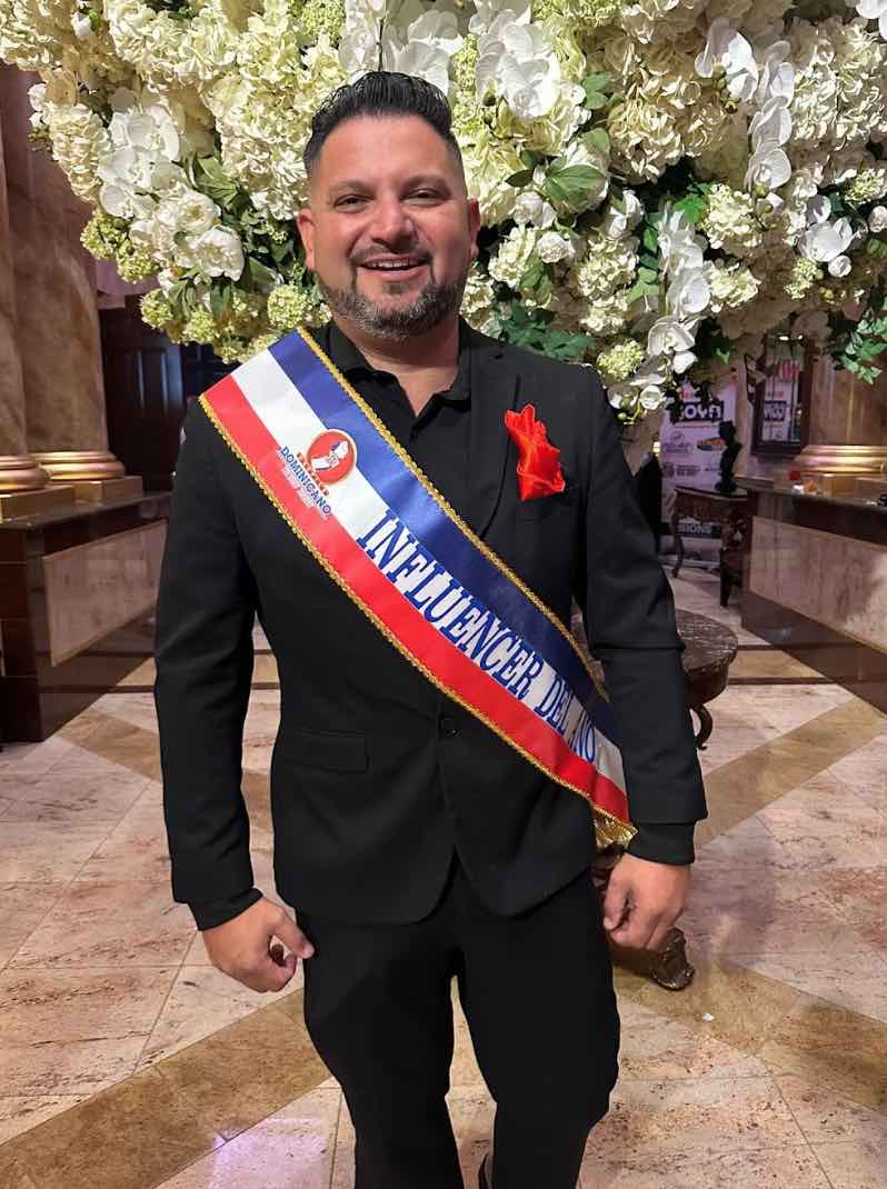 Yoel Carmona recibe galardon por su libro sobre marca personal